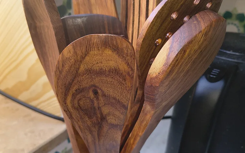 Cucharas de madera juntas en un vaso sobre la mesa